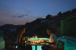 Nápoje v ubytování Ios Grand Pool Suites