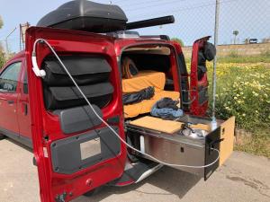 una furgoneta roja con la espalda abierta con la puerta trasera abierta en Dacia Dokker Camperiz, en Palma de Mallorca