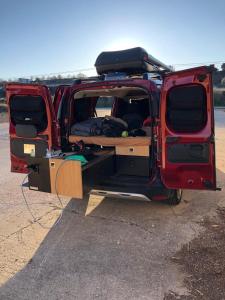 una furgoneta roja con sus puertas abiertas con su baúl en Dacia Dokker Camperiz, en Palma de Mallorca