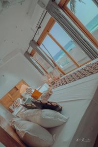 um quarto com uma cama com uma clarabóia e uma janela em HotelNuvin AHANGAMA em Ahangama