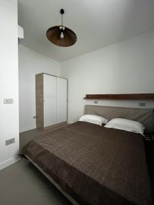 ポルト・チェザーレオにあるPool Villa by Le Dune Villasのベッドルーム1室(大型ベッド1台、キャビネット付)