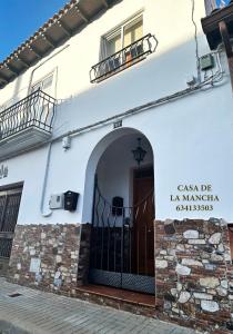 a white building with a sign that reads casket de la mariana siesta at Habitacion de los molinos in Mota del Cuervo