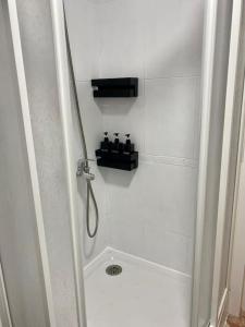 a bathroom with a shower with a shower at Casa encantadora y confortable en Málaga. in Málaga
