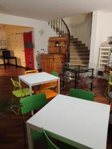 una stanza con tavoli e sedie e una scala di VILLA CARMEN a Montesilvano Marina
