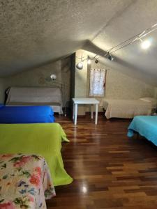Zimmer mit 2 Betten und einem Tisch in der Unterkunft VILLA CARMEN in Montesilvano Marina