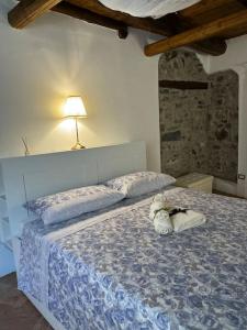 een teddybeer op een bed in een slaapkamer bij Il Vicolo agli Orti - Centro storico - Lake Como in Bellano