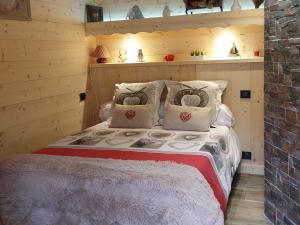 NeuvecelleLe Chalet des 3 Ours的小木屋里有一张床的卧室