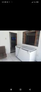 Casa de praia Jacumã في كوندي: غرفة مع باب مفتوح وصندوق أبيض