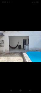 Casa de praia Jacumã في كوندي: اطلالة على مبنى مع مسبح