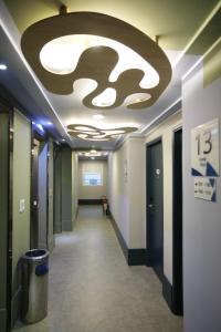 un couloir dans un bureau doté d'un grand plafond dans l'établissement Transamerica Executive Nova Paulista, à São Paulo