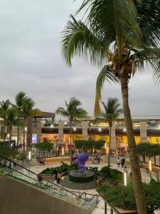 a palm tree in front of a shopping mall at Departamento Piura in Piura