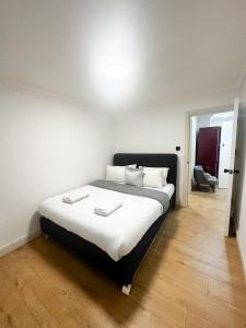 a bedroom with a large bed in a room at Flat 4, Stay in Aldgate in London
