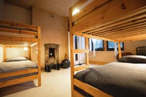 2 łóżka piętrowe w pokoju z kominkiem w obiekcie Crow Nest House w mieście Hebden Bridge