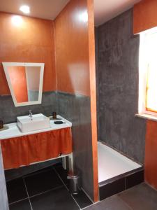 a bathroom with a sink and a mirror at Casa Thocamalu's in Covelo