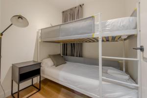 Katil dua tingkat atau katil-katil dua tingkat dalam bilik di Cozy APT para 6pax a escasos metros del Retiro - Madrid