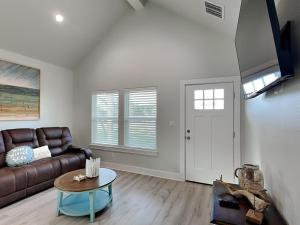 un soggiorno con un divano e un tavolo di Holiday Hideaway a Rockport