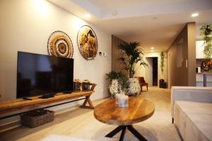 列日的住宿－L'appart Baobab, avec sauna，客厅配有大屏幕平面电视