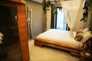 Un pat sau paturi într-o cameră la L'appart Baobab, avec sauna