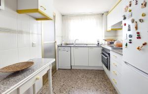 Η κουζίνα ή μικρή κουζίνα στο Amazing Apartment In Gandía Playa