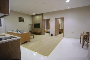 een grote woonkamer met een bank en een tv bij Dar Hashim Hotel Suites - Alnuzha in Riyad