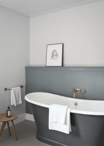 a bath tub in a bathroom with white towels at Boutique Hotel Benedict Noordwijk in Noordwijk aan Zee