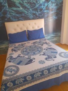a bedroom with a bed with blue pillows at alquiler temporario en Córdoba Capital, excelente ubicación in Cordoba
