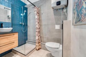 uma casa de banho com um WC e um lavatório. em MONKEY Apartment ~ 700m Main Square ~ Self check-in 24h em Breslávia
