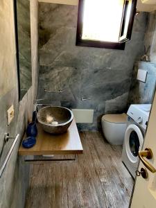łazienka z umywalką i toaletą w obiekcie Casa Mediterraneo Santa Teresa di Gallura w mieście Porto Pozzo