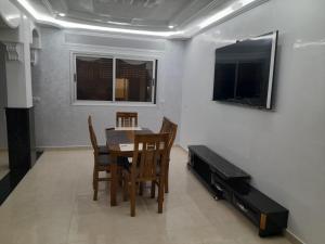 een eetkamer met een tafel en stoelen bij appartement mdiq tetouan, 2 chambres 1 double salon in M'diq