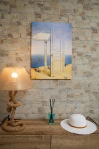 a lamp on a table with a picture of a door at Casa Mediterraneo Santa Teresa di Gallura in Porto Pozzo