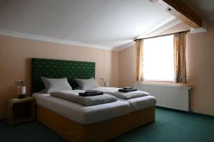 Postel nebo postele na pokoji v ubytování Pension DORFPLATZL Pitztal