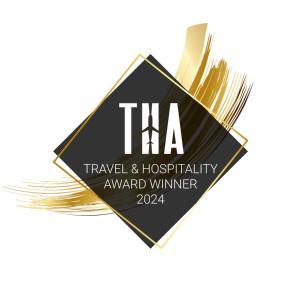 un logo negro y dorado para un ganador de un premio de viaje y hospitalidad en Skye Coorie Cabin en Breakish