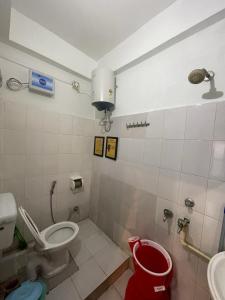 bagno con servizi igienici e lavandino di Hashtag Traveller's Ayodhya a Ayodhya