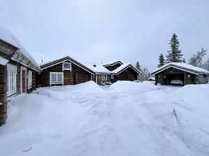 eine Auffahrt mit Schnee vor den Häusern in der Unterkunft Sletthovdun 151 in Ål