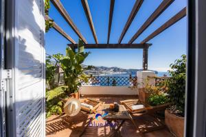 Una vista desde el balcón de una casa con vista al mar. en Al Alba Townhouse with Community Pool and Padel, en La Herradura