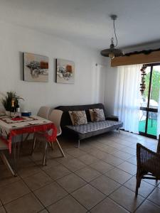 a living room with a couch and a table at Jardim de Mar in Carvoeiro
