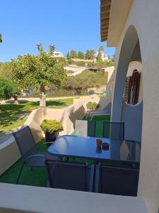 a blue table and chairs on a balcony at Jardim de Mar in Carvoeiro