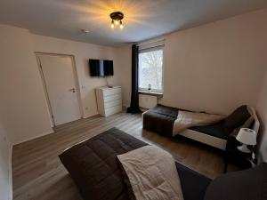 sala de estar con cama y ventana en Tolle Monteursunterkunft für 6 Personen en Ennepetal