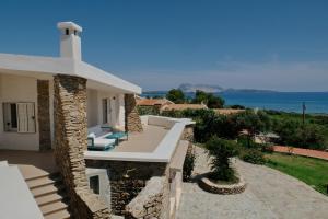 a villa with a view of the ocean at Amoreddu in San Teodoro
