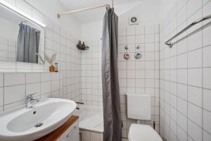 Baño blanco con lavabo y aseo en Salí Homes HS3 Studio Bahnhof Nähe mit Terrasse, en Bayreuth