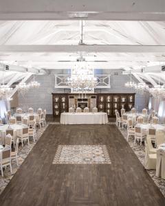 una grande sala banchetti con tavoli e sedie bianchi di Poiana Bradului Complex Hotelier & Restaurant a Chişinău Altre 112 foto