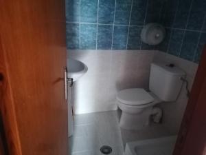 La salle de bains est pourvue de toilettes et d'un lavabo. dans l'établissement oasis studio, à Diafani