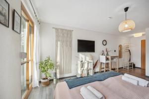 1 dormitorio blanco con 1 cama y comedor en Salí Homes HS3 Studio Bahnhof Nähe mit Terrasse, en Bayreuth