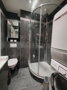 W łazience znajduje się prysznic, toaleta i umywalka. w obiekcie Stunning loft - sunny terrace - Paris w Paryżu