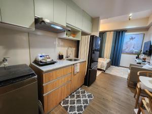 eine Küche mit einer Spüle und einer Arbeitsplatte in der Unterkunft Le Palis Suite 