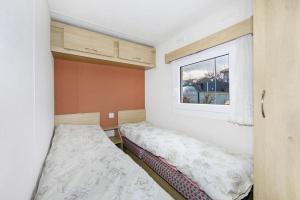 Habitación pequeña con cama y ventana en Ubytování v přírodě Plzeňsko, en Kaznějov