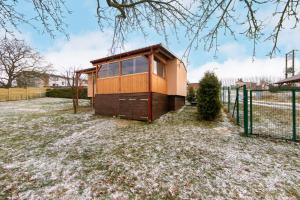 a tiny house is sitting in a yard at Ubytování v přírodě Plzeňsko in Kaznějov