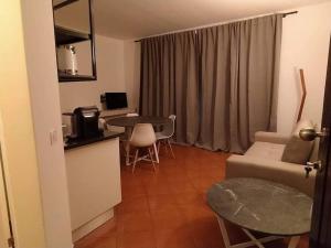 Μια τηλεόραση ή/και κέντρο ψυχαγωγίας στο Apartament in Porto Antigo 2 - Santa Maria