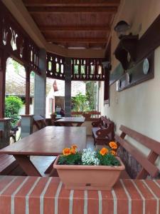 un patio con una mesa de madera y una maceta de flores en Balatonszemesi Nyaralóház, en Balatonszemes