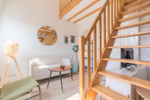 uma sala de estar com escadas que levam ao segundo andar em Emplacement central pour ce studio Vieux Lille em Lille